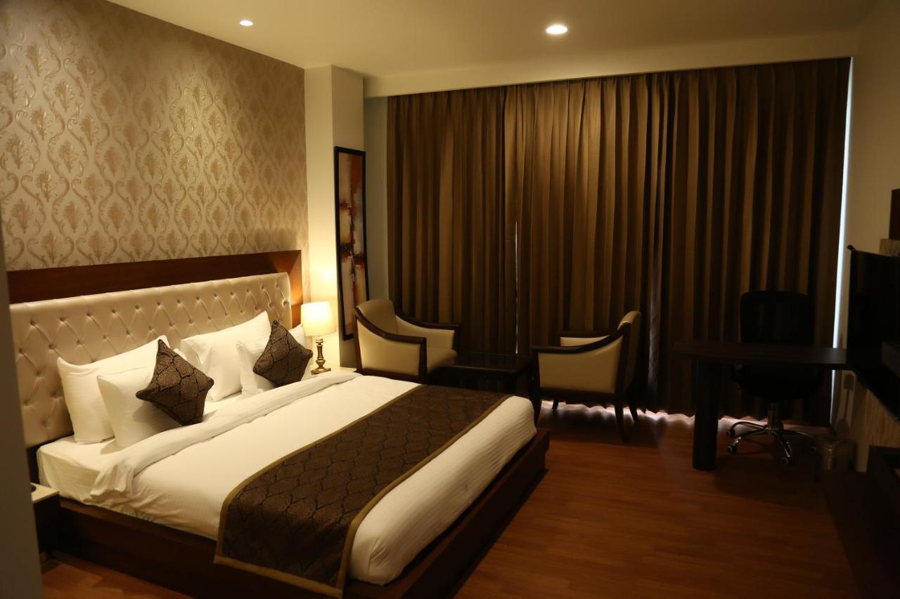 Hotel Imperia Suites Dźalandhar Zewnętrze zdjęcie