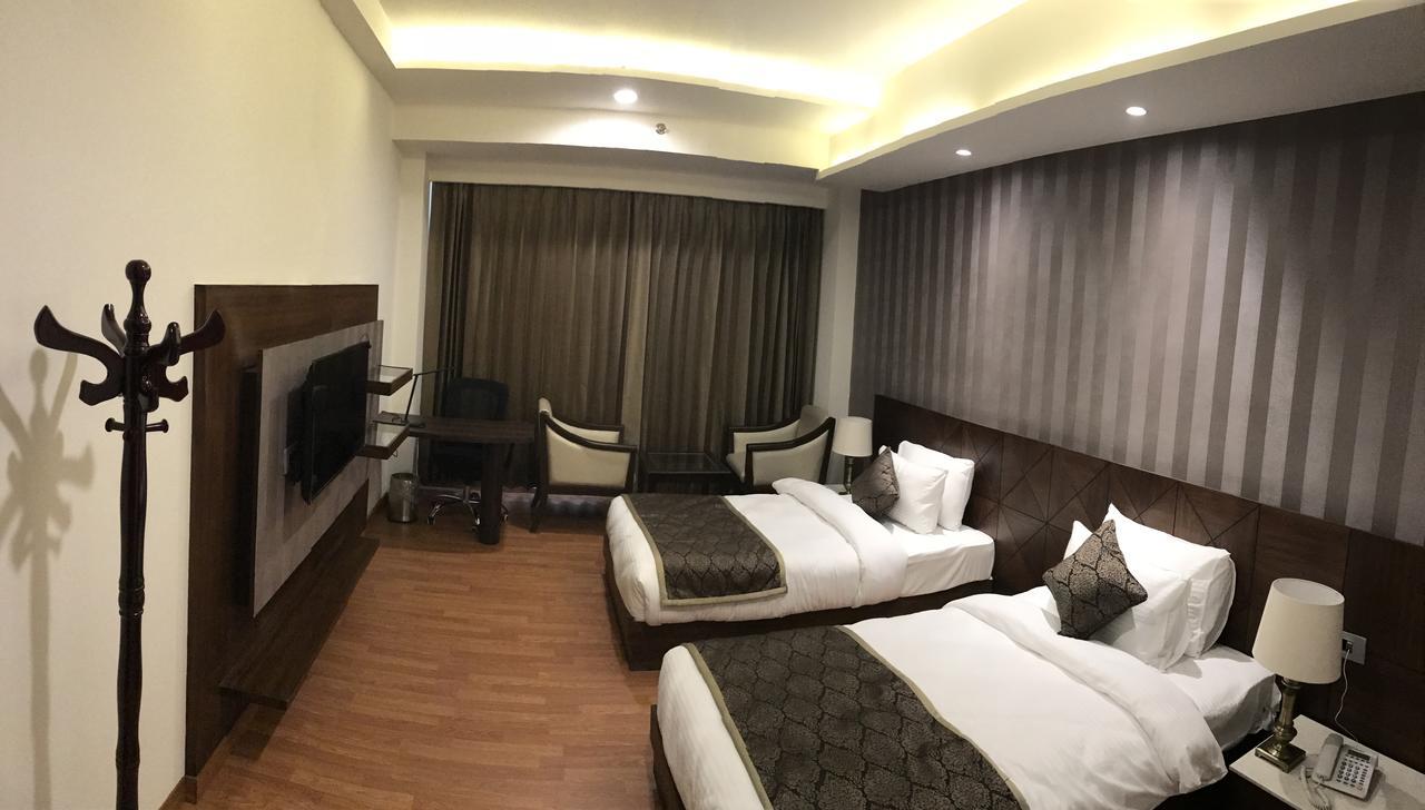 Hotel Imperia Suites Dźalandhar Zewnętrze zdjęcie