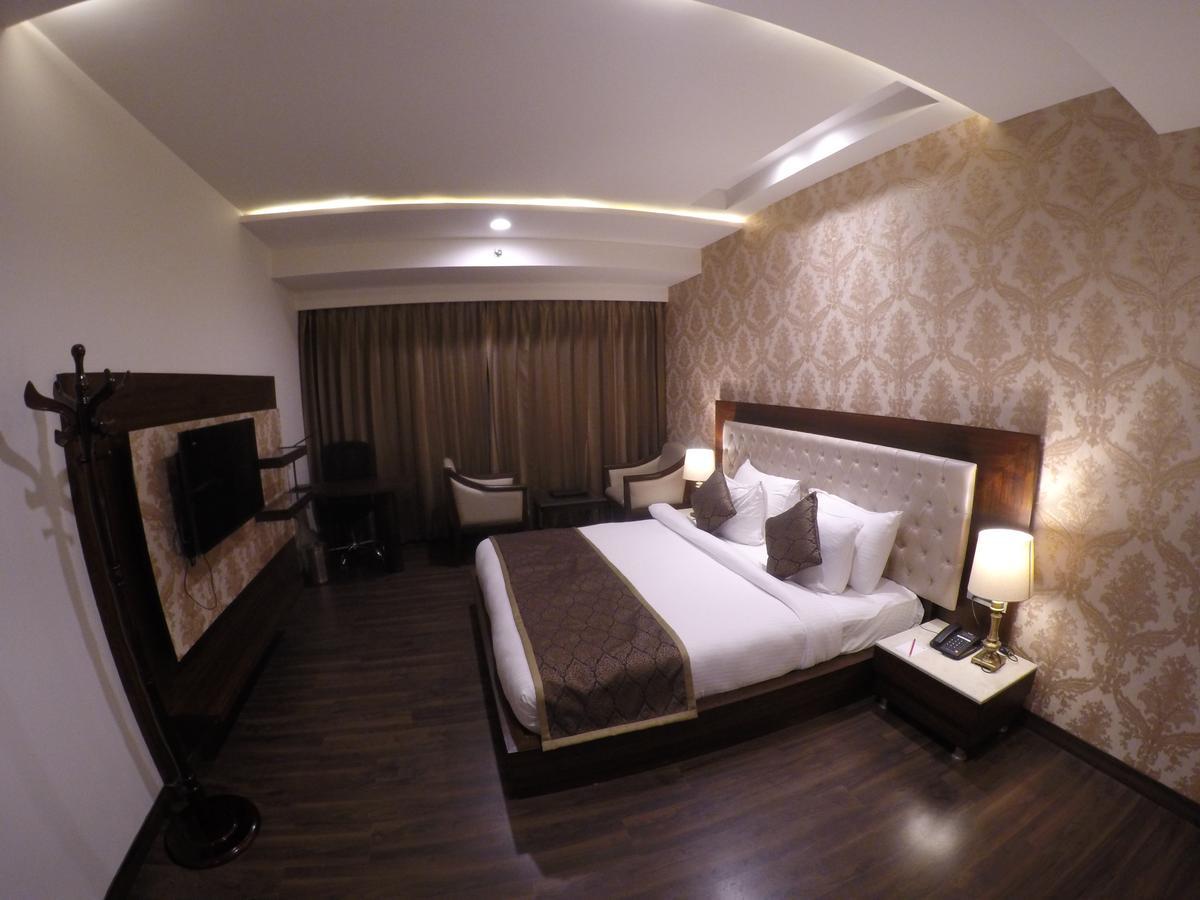 Hotel Imperia Suites Dźalandhar Zewnętrze zdjęcie