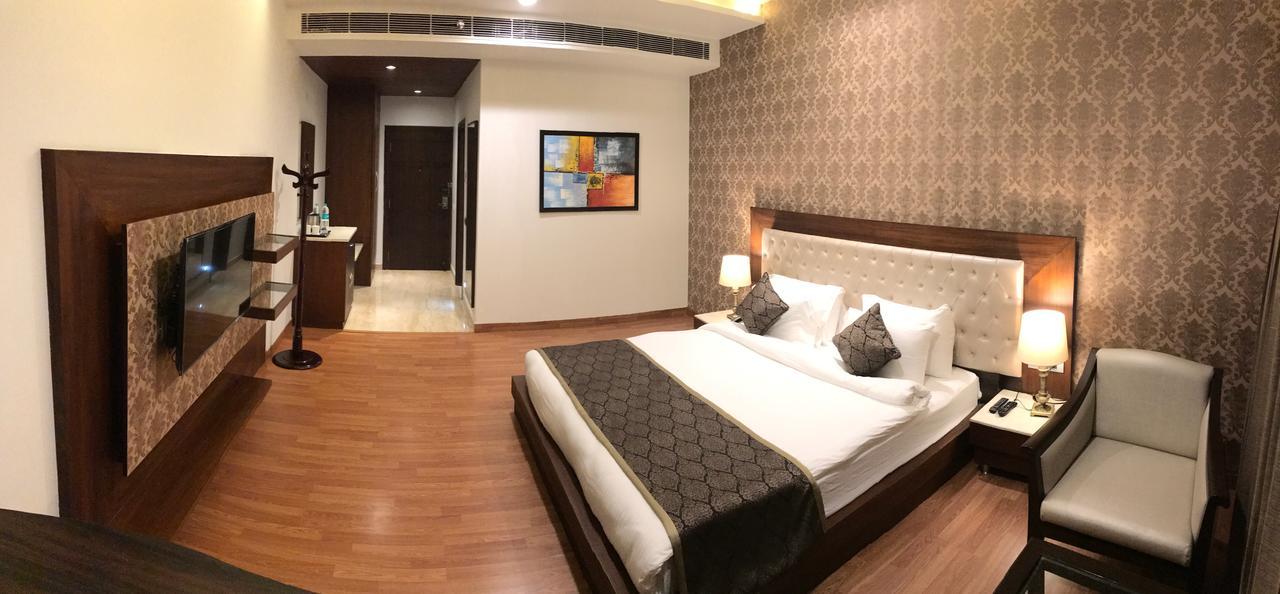 Hotel Imperia Suites Dźalandhar Zewnętrze zdjęcie
