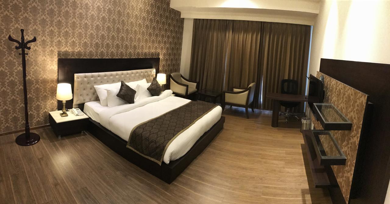 Hotel Imperia Suites Dźalandhar Zewnętrze zdjęcie