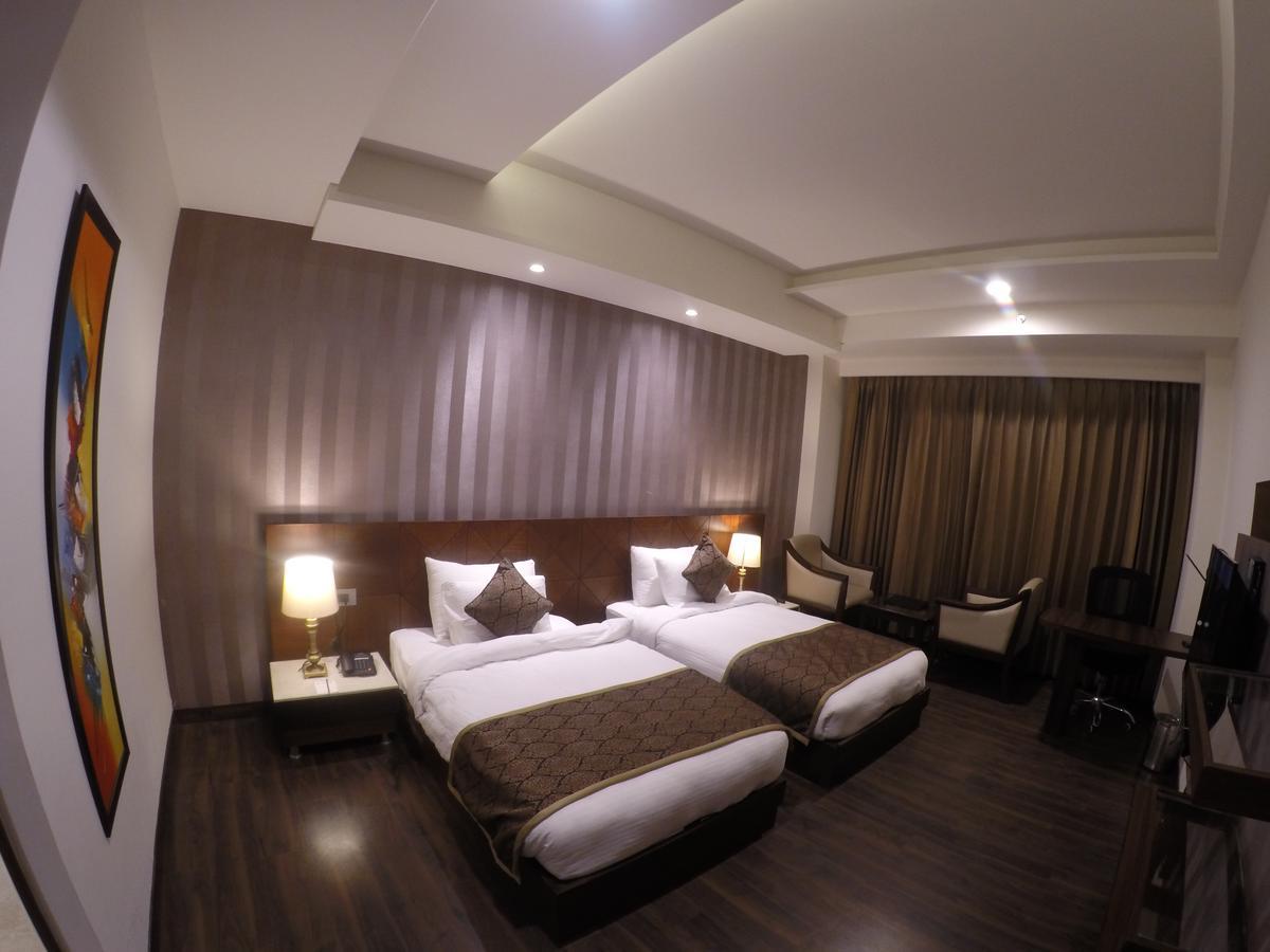Hotel Imperia Suites Dźalandhar Zewnętrze zdjęcie